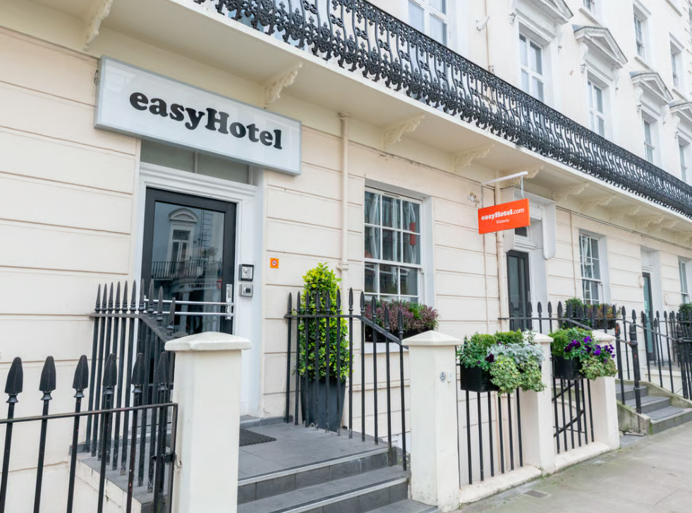 Το KKR χρηματοδοτεί με €300 εκατ. την εξαγορά της easyHotel